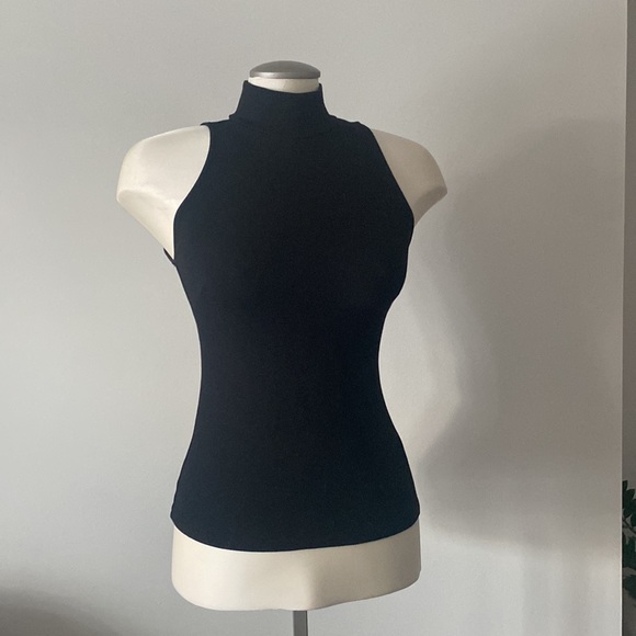 H&M High Neck Sleeveless Top 🖤 - Picture 2 of 6